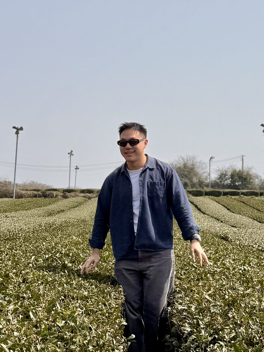 Khang Zhie Phoong, in a tea field